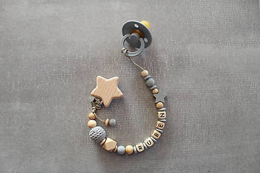 Detské doplnky - Retiazka na cumlík s menom, šedohnedá hviezda (Dĺžka mena 6-8 písmen) - 14434928_