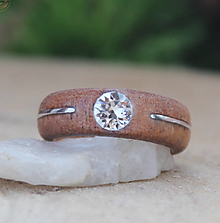 Prstene - Drevený prsteň so Swarovského krištáľom a striebrom - 14438700_