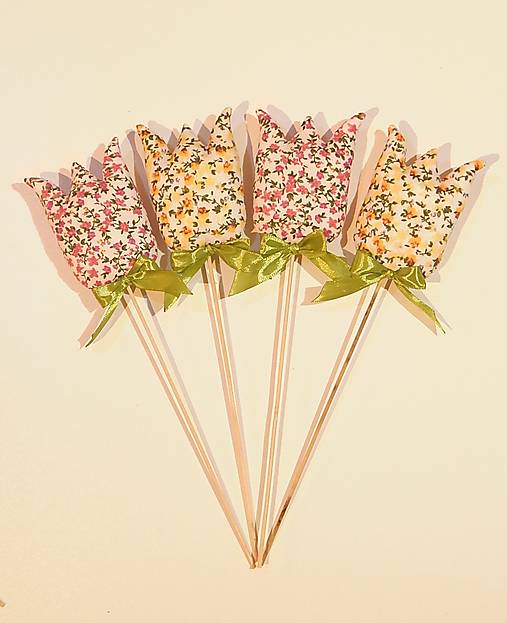 Dekorácie - Tulipány - mix v žlto ružovom/prevedení, zápich (drobné žlté kvietky s lístkami) - 14438911_