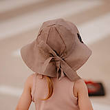 Detské čiapky - Detský ľanový klobúk taupe s mašľou - 14440554_