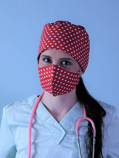 Dizajnová operačná / chirurgická čiapka mini srdiečka červené