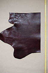 Suroviny - Zbytková koža tmavohnedá lesklá so štruktúrou 2–2,5 mm (kus č. 3) - 14444107_