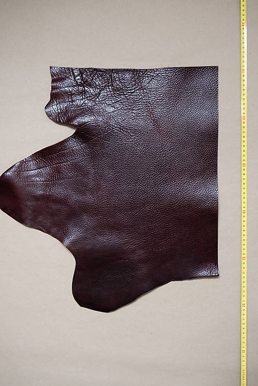 Zbytková koža tmavohnedá lesklá so štruktúrou 2–2,5 mm (kus č. 3)