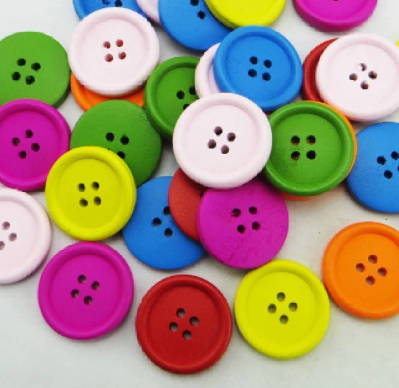 G104 Gombík drevený farebný 2 cm