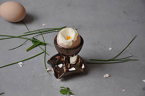 stojan na vajíčko v kovovej glazúre