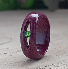 Prstene - Amarantový prsteň s krištáľom Swarovski - 14449703_