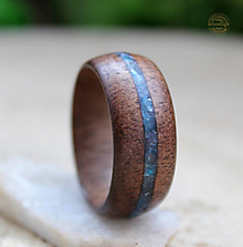 Prstene - Prsteň z orechového dreva s modrými achátovými kameňmi - 14454292_