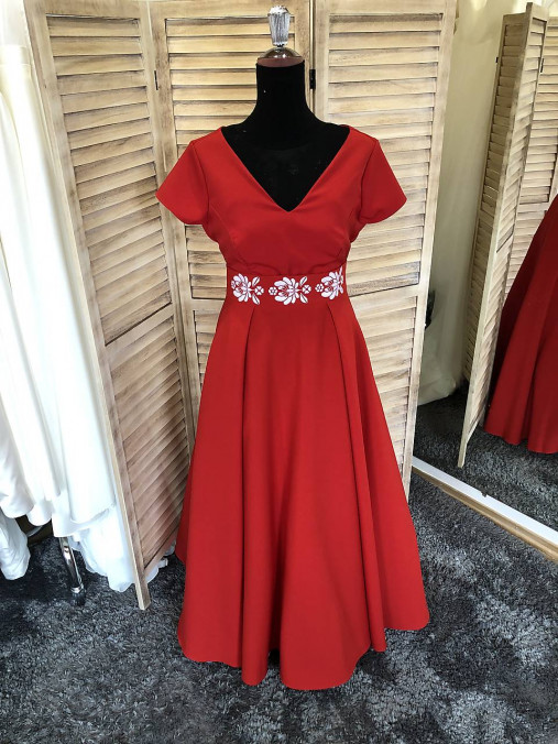 Polkruhová vyšívaná sukňa-červená