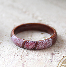 Prstene - Dámsky prsteň z prírodného dreva s jaditovým kameňom - 14462006_