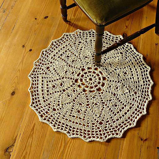 Úžitkový textil - Háčkovaný koberček pod nôžky - 14463197_