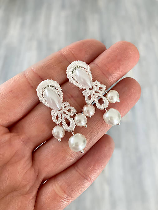  - Svadobné perlové náušnice s čipkou a perlami v bielej farbe - 14460243_