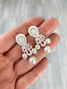 Náušnice - Svadobné perlové náušnice s čipkou a perlami v bielej farbe - 14460243_