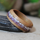 Prstene - Prsten ze dřeva curupay s čaroitem a magnezitem - 14466745_