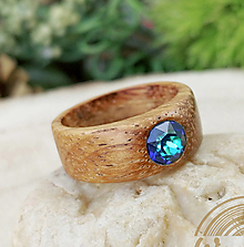 Prstene - Dámsky prsteň z dreva s kryštálom Swarovski - 14466378_