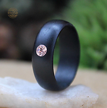 Prstene - Dámsky prsteň z dreva EBENU s kryštálom Swarovski - 14466602_
