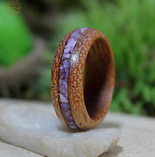 Prstene - Přírodní prsten ze dřeva merbau a čaroitem - 14466875_