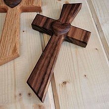 Dekorácie - Svadobný krížik s vyrezávaným 3D srdcom – rôzne druhy dreva (Veľký krížik : orech , Srdce : orech , Gravír : áno) - 14463332_