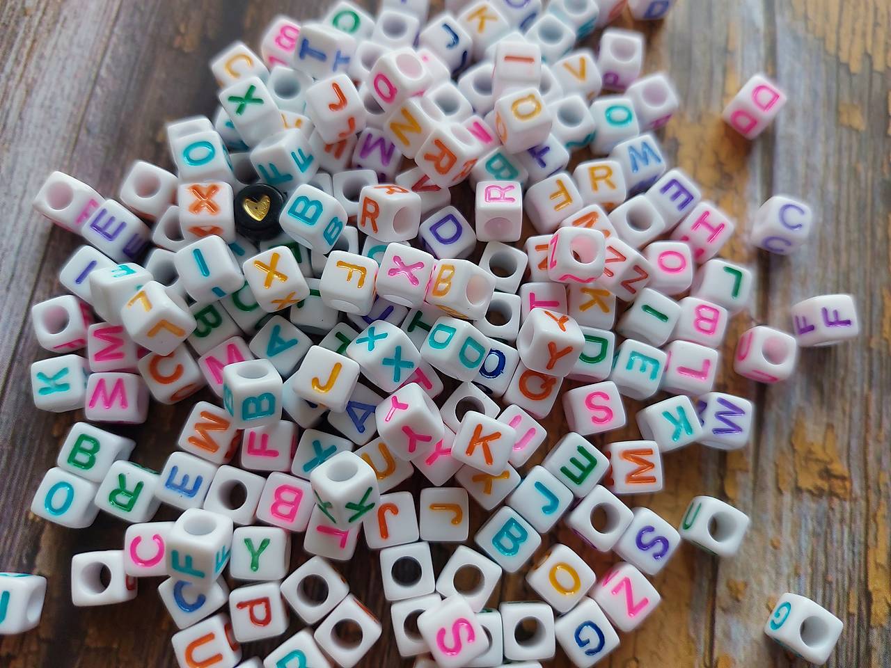 Písmenká, balenie 100ks, farebná kocka
