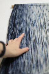 Dekorácie - Ručne farbená vlnená makramé tapiséria PO BÚRKE ZLAVA 50% Jediný kus - 14468495_