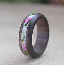 Prstene - Prírodný prsteň s orechom a kvetom zo živice - 14470439_