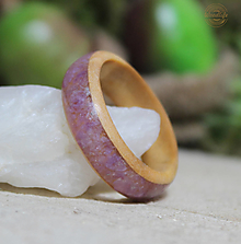 Prstene - Prírodný prsteň z brezy a purpurového jadeitu - 14472469_