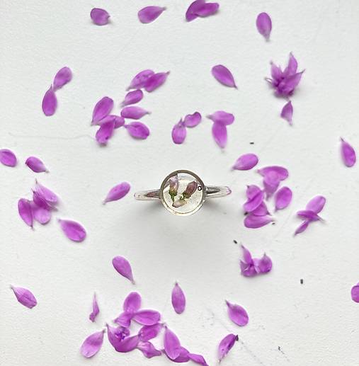 Prsteň so sušeným kvetom v rámiku