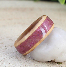 Prstene - Dámsky drevený prsteň z fínskej brezy s rubínom - 14473646_