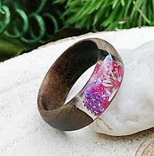 Prstene - Prírodný dámsky prsteň z dreva s pravými kvetmi - 14474860_