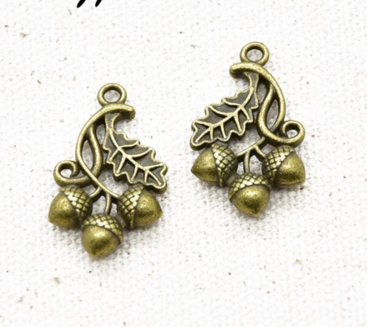 PR106 Prívesok tri oriešky  (Zlato/Bronz)