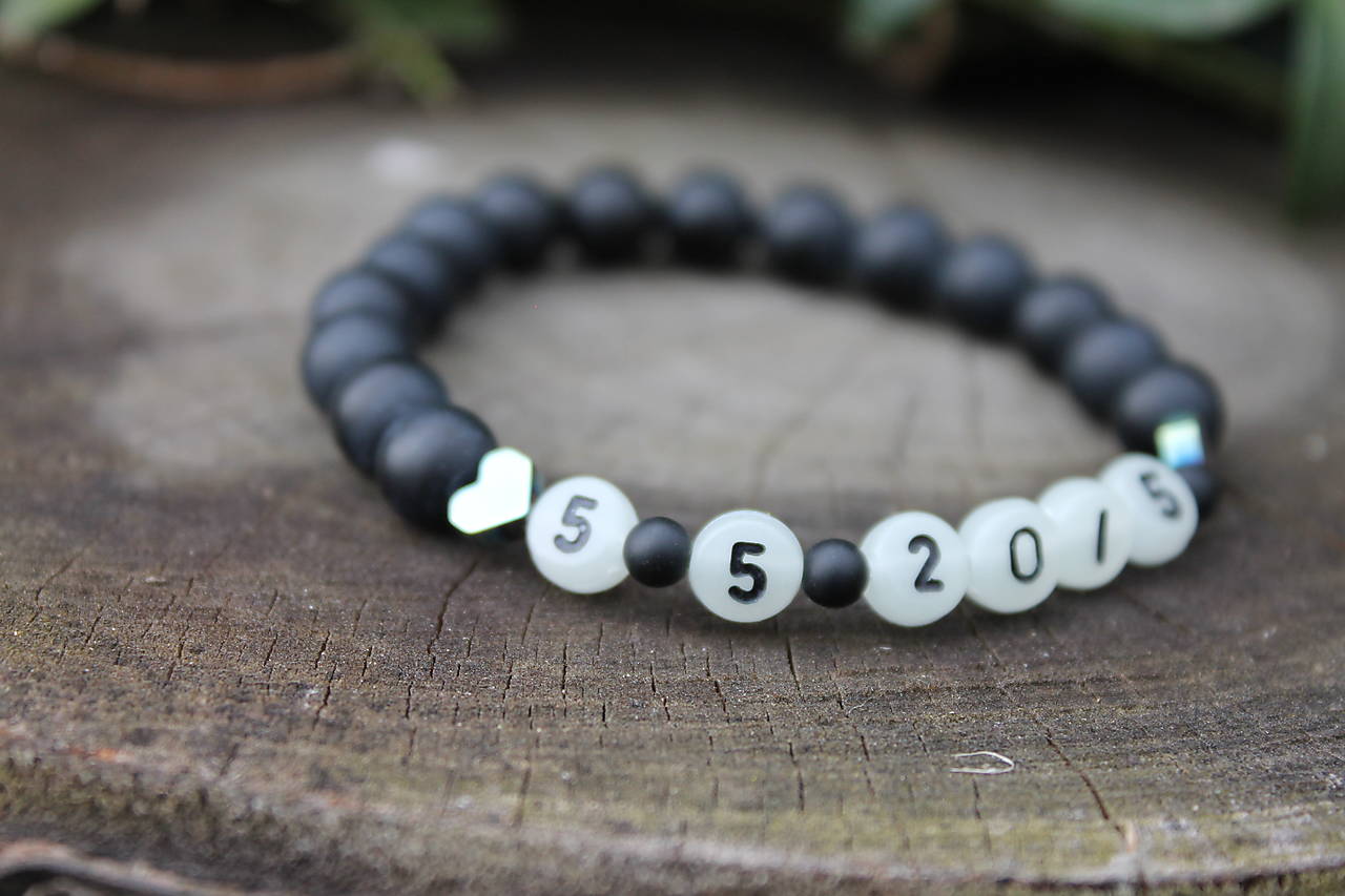 Dátum svietiaci v tme _ náramok