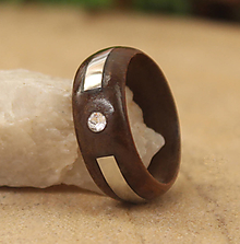 Prstene - Prsteň z vlašského orecha, ocele a krištáľu Swarovski - 14477934_