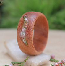Prstene - Dámsky prsteň z americkej čerešne a kvetov vresu - 14477978_