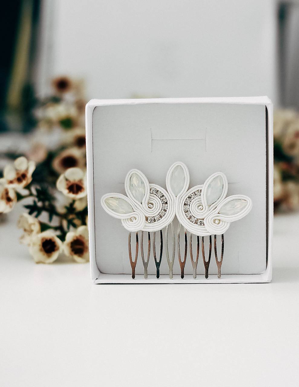 Svadobný soutache hrebienok do vlasov Valentína (Biela - krištále White opal - hrebienok)