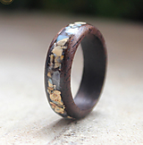Prstene - Prsteň z orechového dreva s kameňmi Regalitu - 14483921_