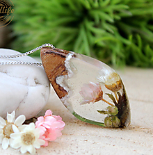 Náhrdelníky - Drevený náhrdelník s kvetmi a nefritovými kameňmi - 14483024_