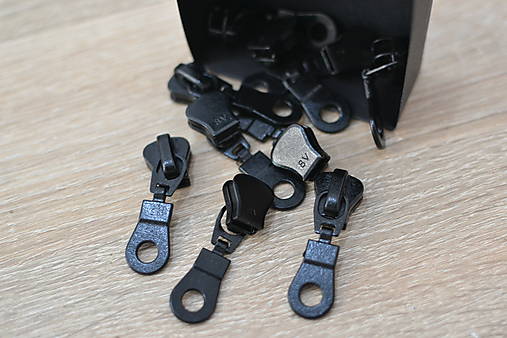 Galantéria - Bežec na kostený zips 8 mm (Čierna) - 14482476_