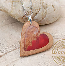 Náhrdelníky - Strieborný náhrdelník z dreva v tvare srdca - 14484015_
