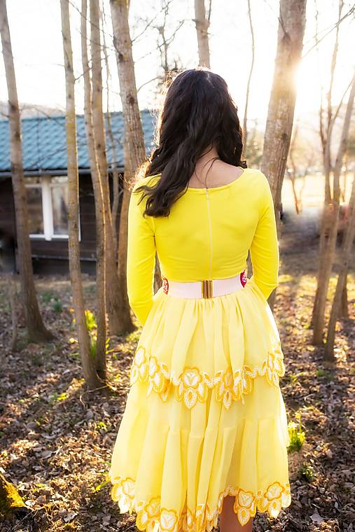 žlté vyšívané šaty Solčanská