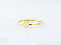 Prstene - 585/1000 zlatý prsteň srdce (žlté zlato) - 14487980_