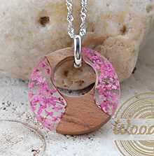 Náhrdelníky - Strieborný náhrdelník Donut z dreva s pravými kvetmi - 14488623_