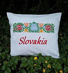Úžitkový textil - Ručne vyšívaný vankúš "Slovakia" - 14490403_
