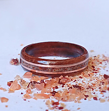 Prstene - Drevený prsteň s mexickým opálom a meďou - 14492514_