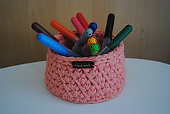 Úložné priestory & Organizácia - Háčkovaný košík z tričkovlny vo farbe koral s reliéfnym vzorom - 14492711_