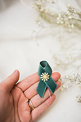 Svadobné pierka - Svadobné pierka- Zamatové zelené pierko (Zamatové zelené pierko s bielym srdcom) - 14495391_