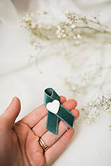 Svadobné pierka - Svadobné pierka- Zamatové zelené pierko (Zamatové zelené pierko s bielym srdcom) - 14495394_