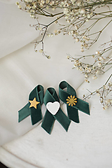 Svadobné pierka - Svadobné pierka- Zamatové zelené pierko (Zamatové zelené pierko s bielym srdcom) - 14495396_