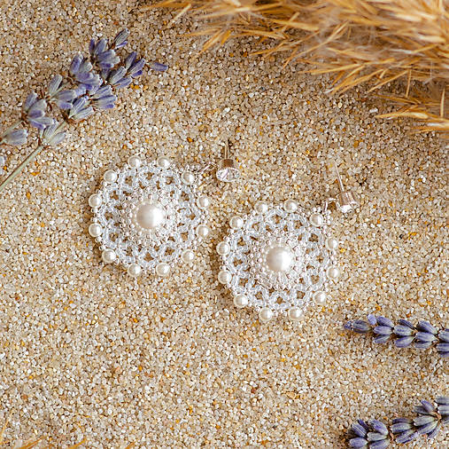 Okrúhle čipkované perlové náušnice z koráliek (Ag925) (Biele perly)