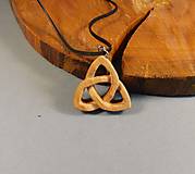 Náhrdelníky - Prívesok drevený na koži - ručne vyrezávaný Keltský motýv 016 - 14499709_
