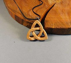 Náhrdelníky - Prívesok drevený na koži - ručne vyrezávaný Keltský motýv 016 - 14499709_