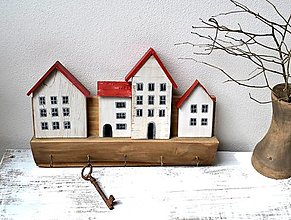 Nábytok - Drevený vešiak na kľúče - Domčeky s červenou strechou - 14497996_